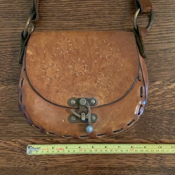 Vintage leather purse with metal latch and engraved flowers - Picture 6 of 7